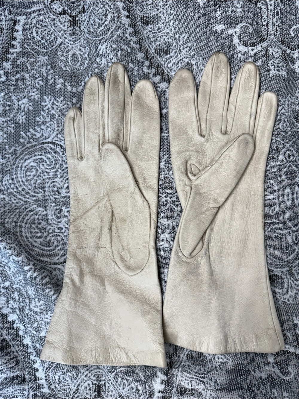 Classic Women's Leather Gloves in Cream with Silk Lining - Size 7.5